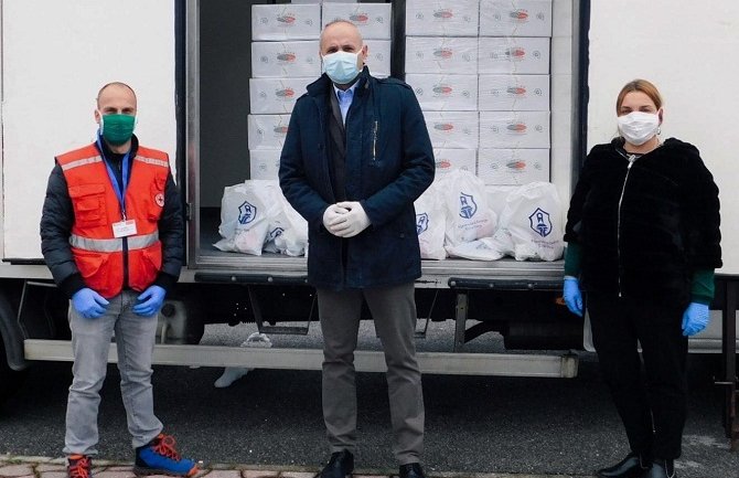 Cetinje: Podijeljeni paketi za 100 socijalno ugroženih porodica