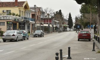 Puste ulice Tuzi: Tri hiljade paketa pomoći za domaćinstva od Vlade; Nimanbegu: Nijeste sami (FOTO)