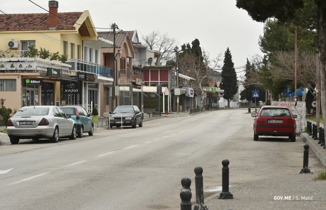 Puste ulice Tuzi: Tri hiljade paketa pomoći za domaćinstva od Vlade; Nimanbegu: Nijeste sami (FOTO)