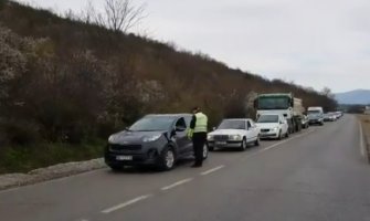 Saobraćajna policija kontroliše međugradski saobraćaj, prodavnice od danas rade do 18h