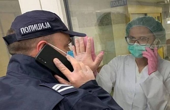 Ljubav policajca i medicinske sestre u doba korone: Fotografija iz Srbije obišla region