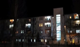 Aplauz sa balkona za bjelopoljske zdravstvene radnike (VIDEO)