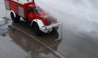 Pripadnici bjelopoljske Službe zaštite i spašavanja uredno vrše dezinfekciju javnih površina