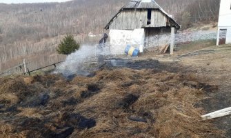 BP: Požar progutao tone sijena, vatra prijetila porodičnoj kući