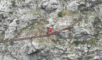 Slika dana: Volonter Crvenog krsta nosi pomoć najugroženijima