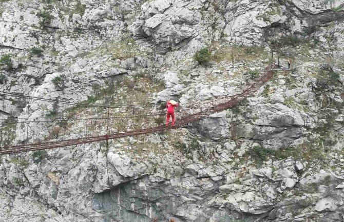 Slika dana: Volonter Crvenog krsta nosi pomoć najugroženijima