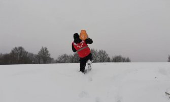 Volonteri Crvenog krsta neumorni: Pomoć nose i kroz snijeg, nema prepreka(FOTO)