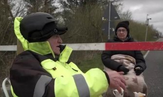 Ni koronavirus ni granica ne mogu protiv ljubavi: Stariji par svakog dana na pikniku na  granici