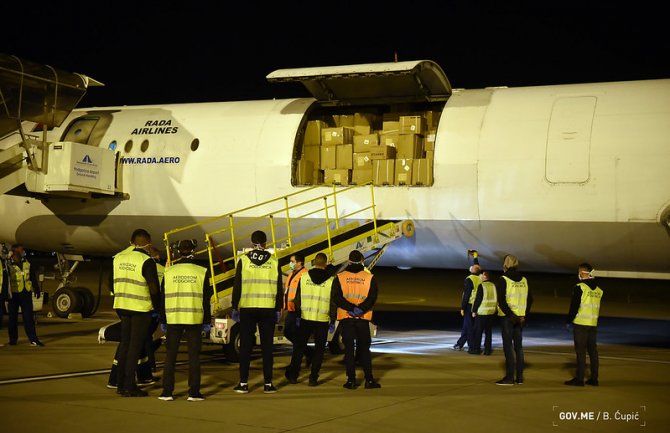 Vlada CG: Dio medicinske opreme koji nije stao u avion biće dopremljen narednih dana