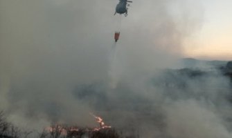 Požari bukte u Pljevljima, izgorjela kuća i štala, gašenje otežava vjetar