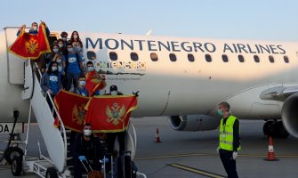 Iz Londona stigla 54 državljanina Crne Gore(FOTO)