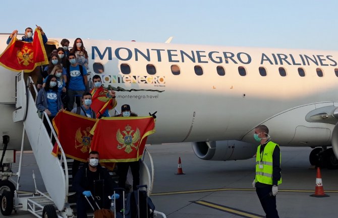 Iz Londona stigla 54 državljanina Crne Gore(FOTO)