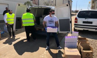 Novac i paketi humanitarne pomoći za stanovnike Tuzi i naselja Vrela Ribnička od SBbet