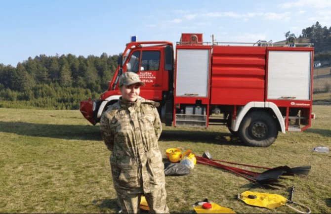 Jovana Mijatović rame uz rame sa vojnicima u borbi sa vatrenom stihijom u kanjonu Kozičke rijeke