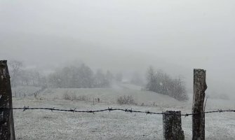 Snijeg zabijelio sjever (VIDEO)