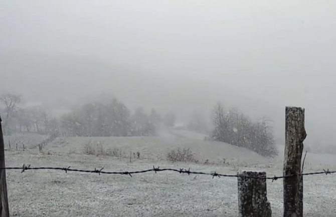 Snijeg zabijelio sjever (VIDEO)