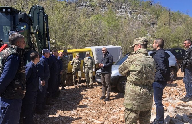 Kašćelan zadovoljan dinamikom radova na putu od Podgorice do Cetinja, vojnicima uručio poklone