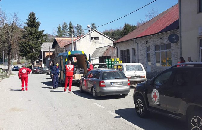 Bijelo Polje: Uručeno 60 paketa pomoći za mještane izolovanih sela
