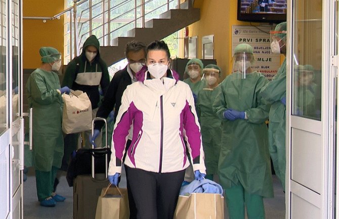 Iz nikšićke bolnice otpušteni prvi pacijenti koji su pobijedili koronu (VIDEO)