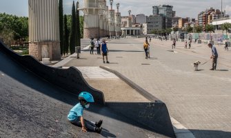 Španija: Djeca šetala ulicama prvi put poslije 6 nedjelja (FOTO)