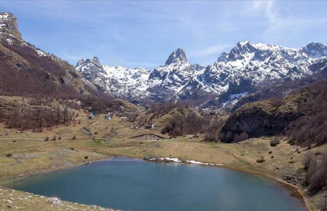 Prelijepo izletište pored ledničkog jezera 40 kilometara od Podgorice