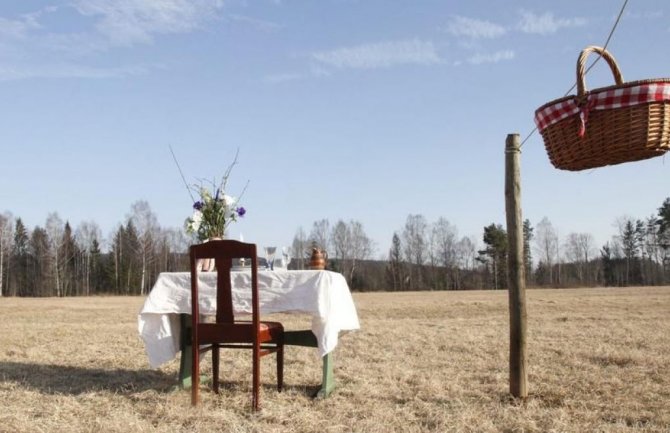 Ovaj restoran ima zanimljiv koncept: Jedan gost cijeli dan, hrana dolazi u korpici na užetu