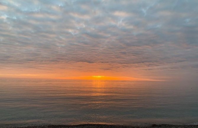 Oblačno, mjestimično kiša