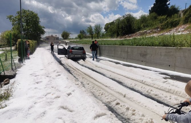 Jako nevrijeme u Istri: Snijeg i led u maju, vozila gurali iz nanosa(FOTO)