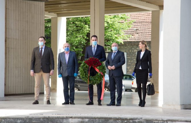 Predstavnici Glavnog grada položili vijenac žrtvama bombardovanja
