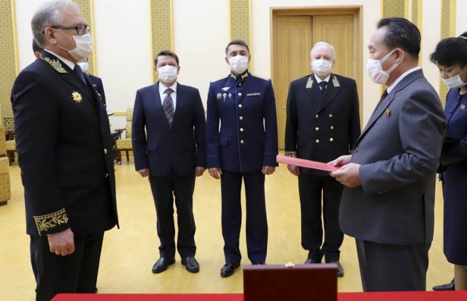 Putin odlikovao sjevernokorejskog lidera Kim Džong Una