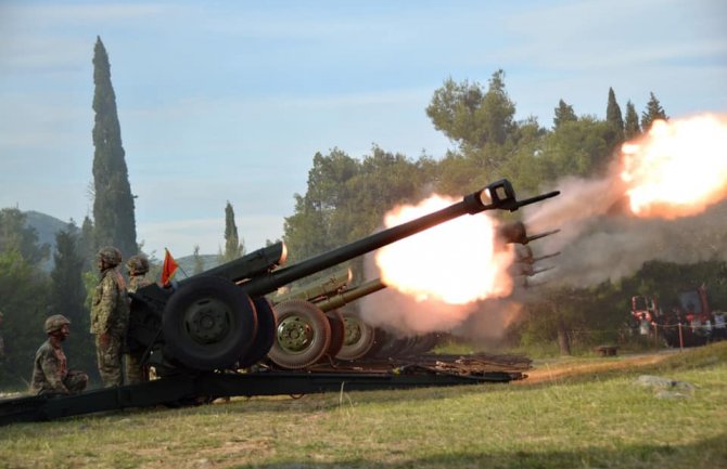 Počasna paljba: 10 plotuna iz šest haubica sa brda Gorica 