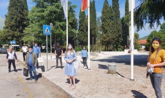 Mladi DPS Danilovgrada sugrađanima dijelili maske