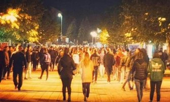 Veliki broj Beranaca na korzou: Šetajući uzvikivali 