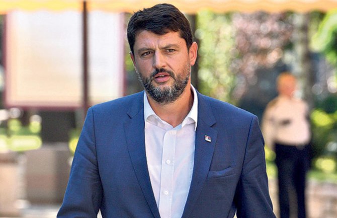 Božović: Đed mi je nosilac albanske spomenice, čitava antifašistička javnost zgrožena postupkom RTCG-a