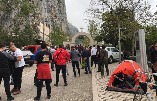  Dan Svetog Vasilija Ostroškog: Vjernici strpljivo u redu čekaju na poklonjenje