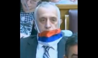 Poslanik Bulatović se namučio sa maskom, trobojkom (VIDEO)