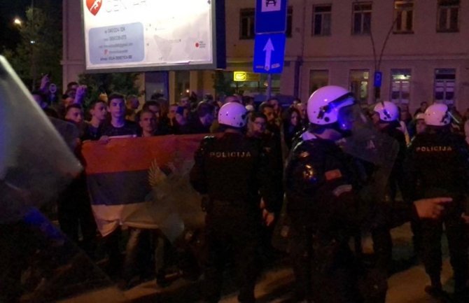 Policija razbila blokade u Nikšiću, sveštenici ostaju u pritvoru