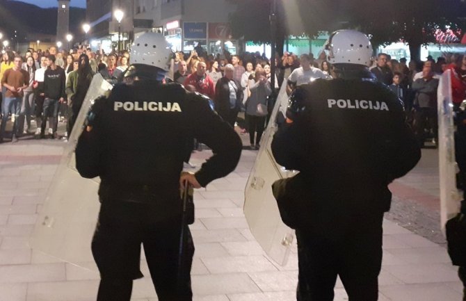 Na desetine privedenih građana, 26 policajaca povrijeđeno u neredima, traga se za organizatorima incidenta u Pljevljima
