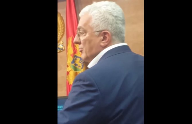 Mandić u Skupštini: Ako pošalju vladiku Joanikija u Spuž, spremite uniforme(VIDEO)