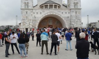 Održan moleban ispred hrama, Perović: Čekamo sjutrašnji dan da vidimo šta će da se desi