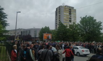 Građani ispred zgrade suda, čekaju saslušanje Joanikija i sveštenika