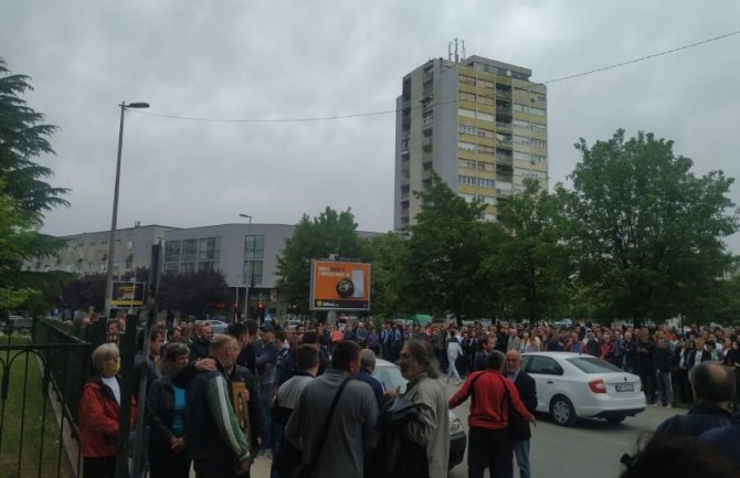 Građani ispred zgrade suda, čekaju saslušanje Joanikija i sveštenika