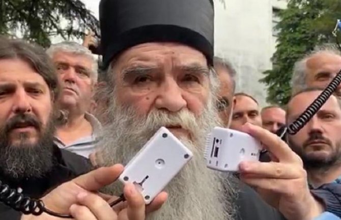  Amfilohije ispred suda u Nikšiću: Vlast svojim postupcima izaziva građanski rat 