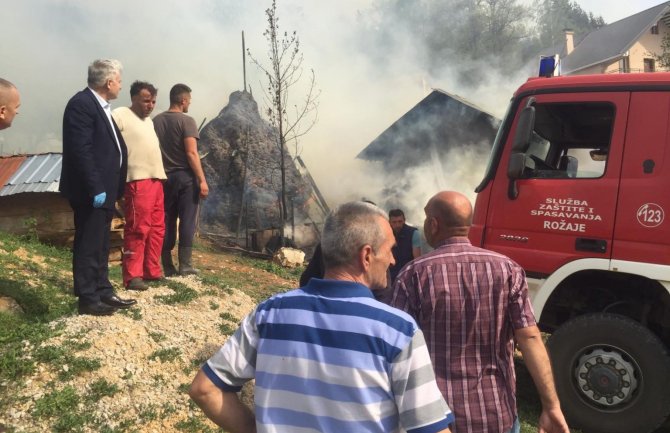 Požari na 18 lokacija u Rožajama, izgorjele dvije kuće, brenta, pomoćni objekat, požar i u školi