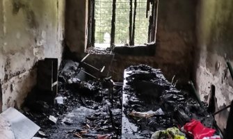Direktor škole u Rožajama: Požar u školi podmetnut, jasno se vide znakovi oštećenja prozora
