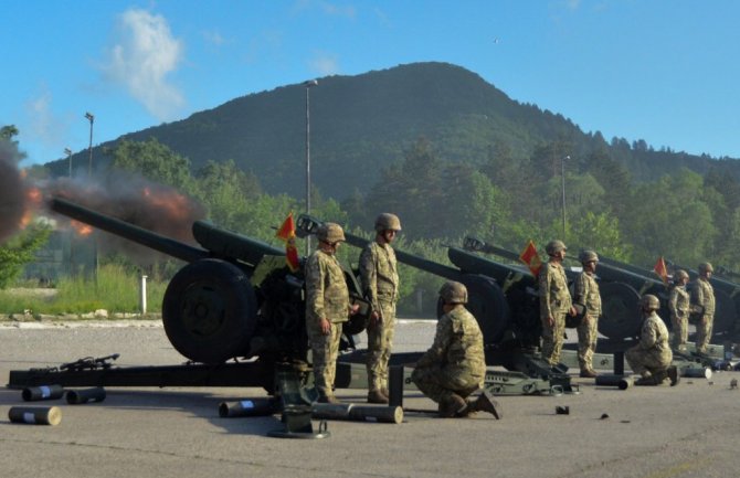 Cetinje: Počasna paljba uoči 21. maja - Dana nezavisnosti (FOTO)