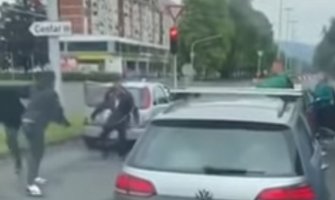 Zbog prvenstva prolaza se potukli na semaforu, zatim se sudarali autima(VIDEO)