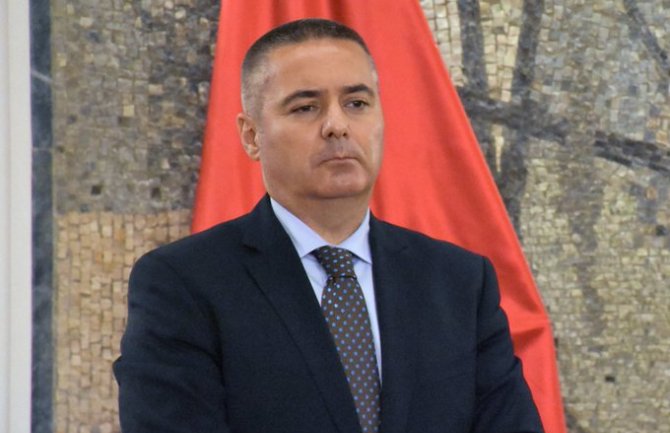 Veljović: Policija neće dozvoliti skrnavljenje državnih simbola