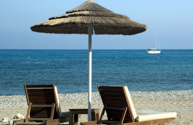 U Sutomoru dvije ležaljke i suncobran šest eura