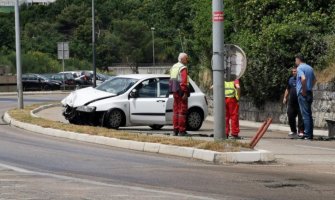 Saobraćajna nezgoda u Rafailovićima, zatvorena desna traka